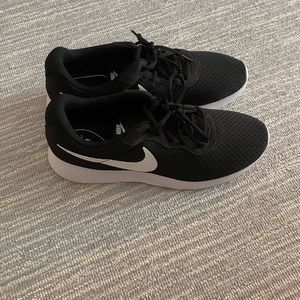 Black Nike tanjun sneakers